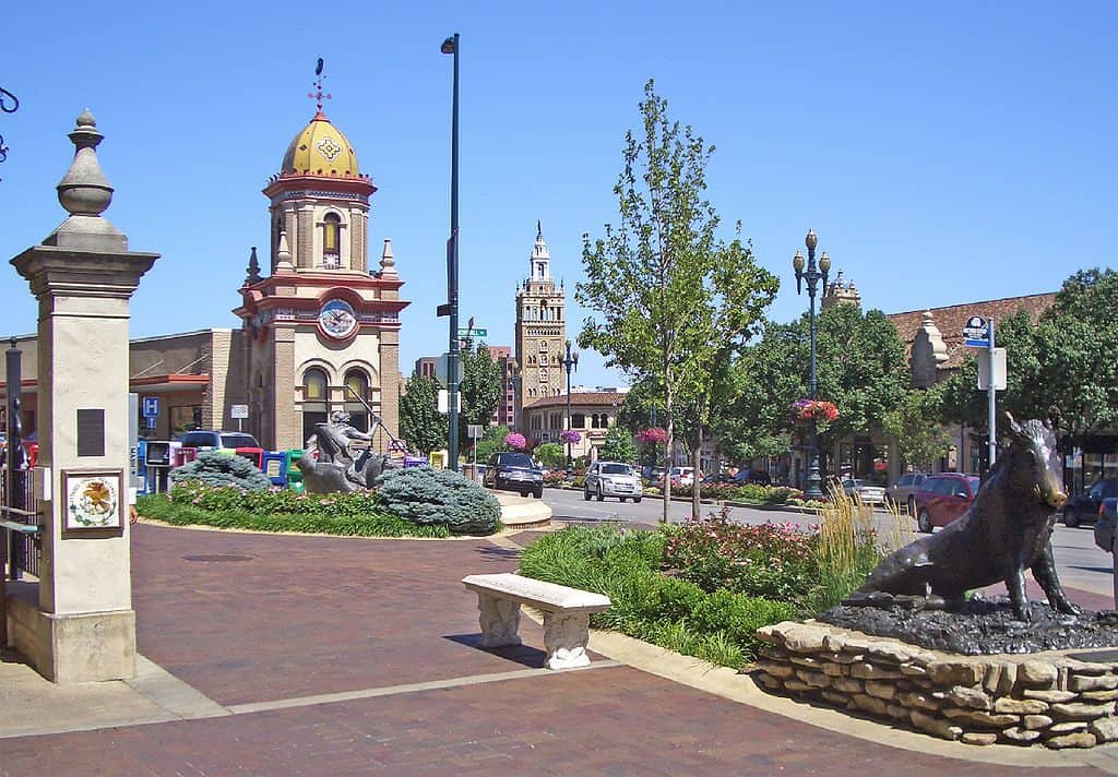 Arrowhead Stadium: Best Seats, Insider Tips and More 10 Home of the Chiefs: The Ultimate Guide To Arrowhead Stadium In Kansas City Photo Credit: Wikipedia