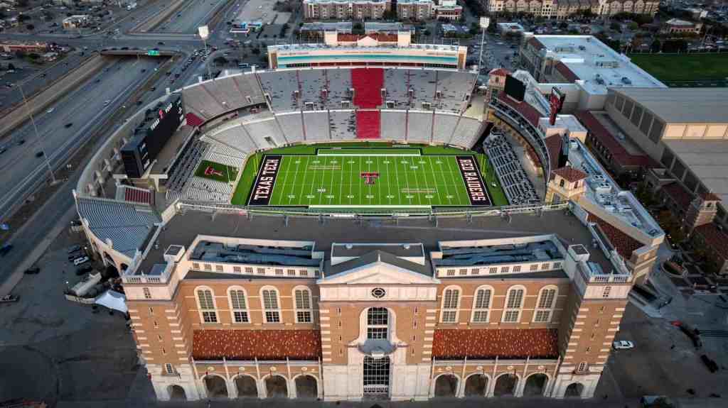 Jones AT&T Stadium: Texas Tech Football Gameday Tips and More! 4 Best Seats at Jones AT&T Stadium
Photo Credit: Oruiz1213 Wikipedia