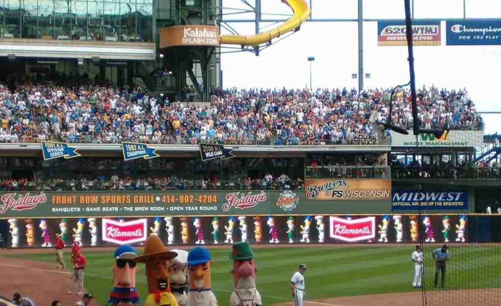 American Family Field: The Milwaukee Brewers Gameday Guide 5 American Family Field: The Milwaukee Brewers Gameday Guide.