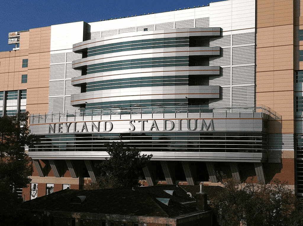 Neyland Stadium: Tennessee Football Gameday Guide and Tips 5 Vols Football: A Gameday Guide To Neyland Stadium Photo Credit: WIkipedia