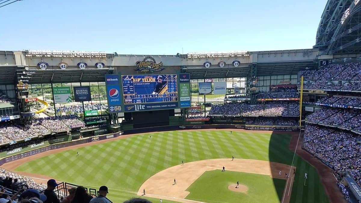 American Family Field: The Milwaukee Brewers Gameday Guide 2 American Family Field: The Milwaukee Brewers Gameday Guide.