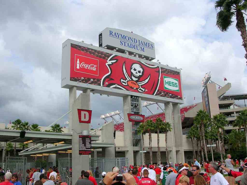 Raymond James Stadium: Tampa Bay Buccaneers Gameday Guide Photo Credit Bernard Gagnon Wikipedia